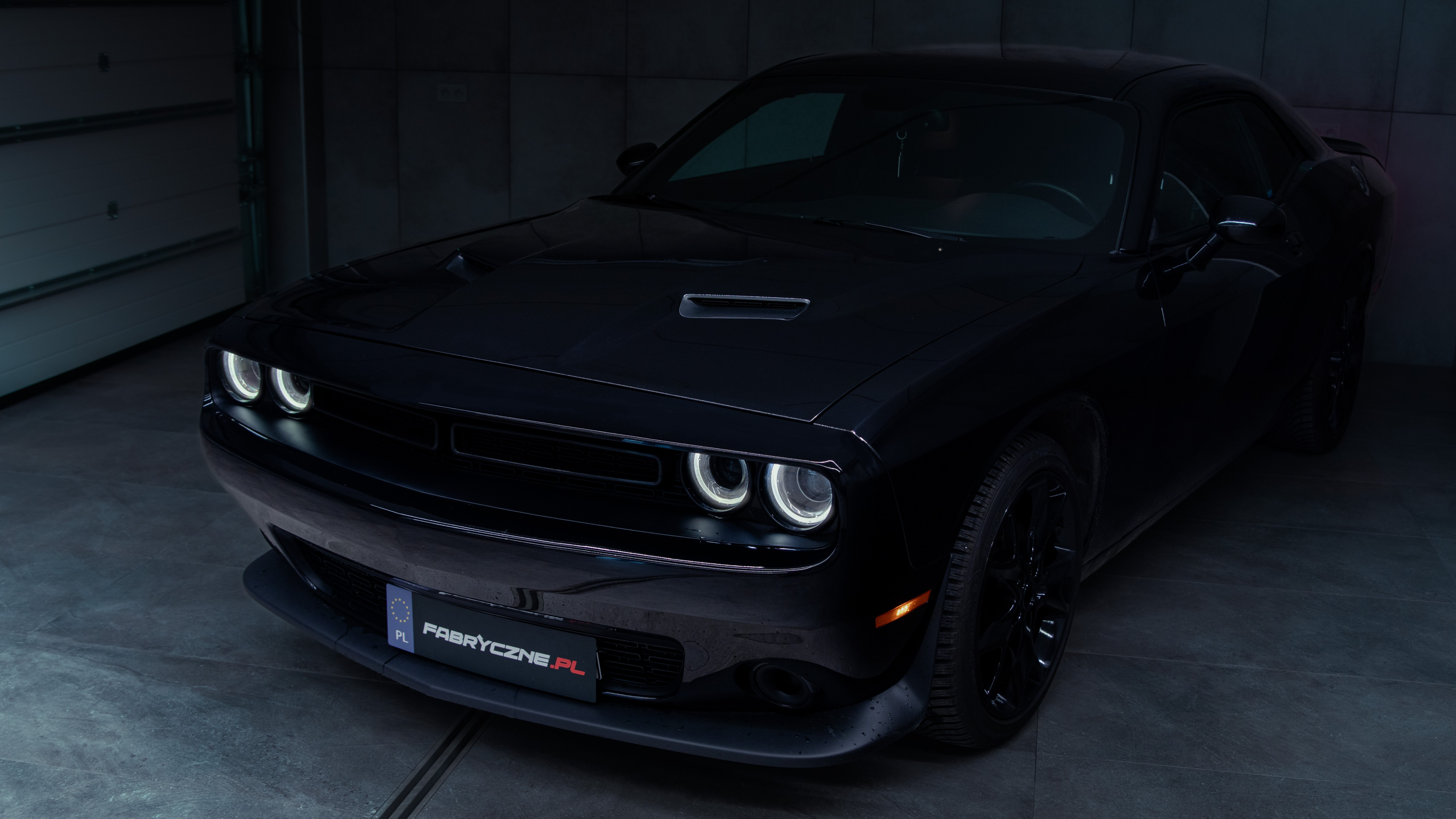 Dodge Challenger czarny w garażu
