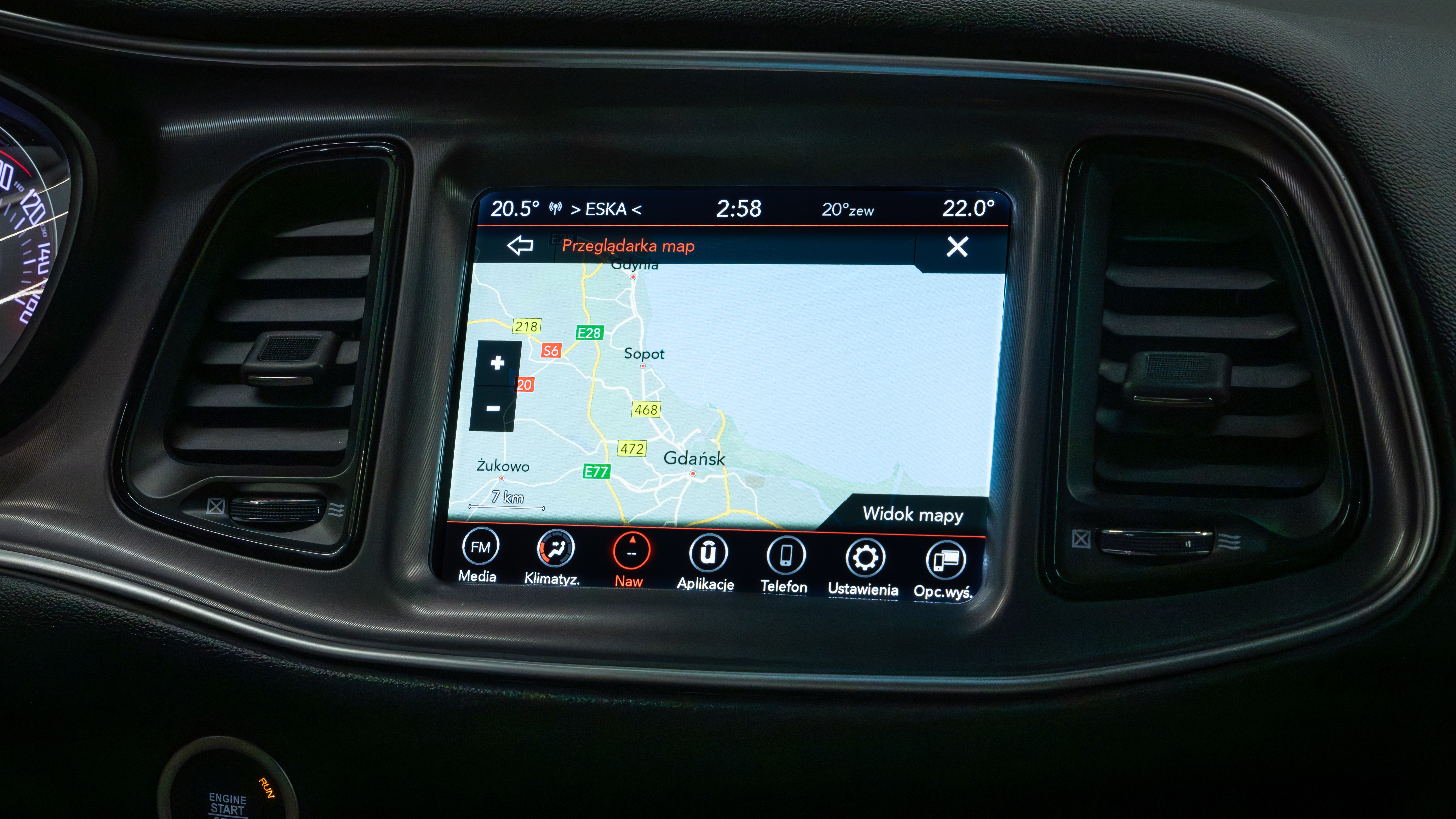 dodge challenger większy wyświetlacz