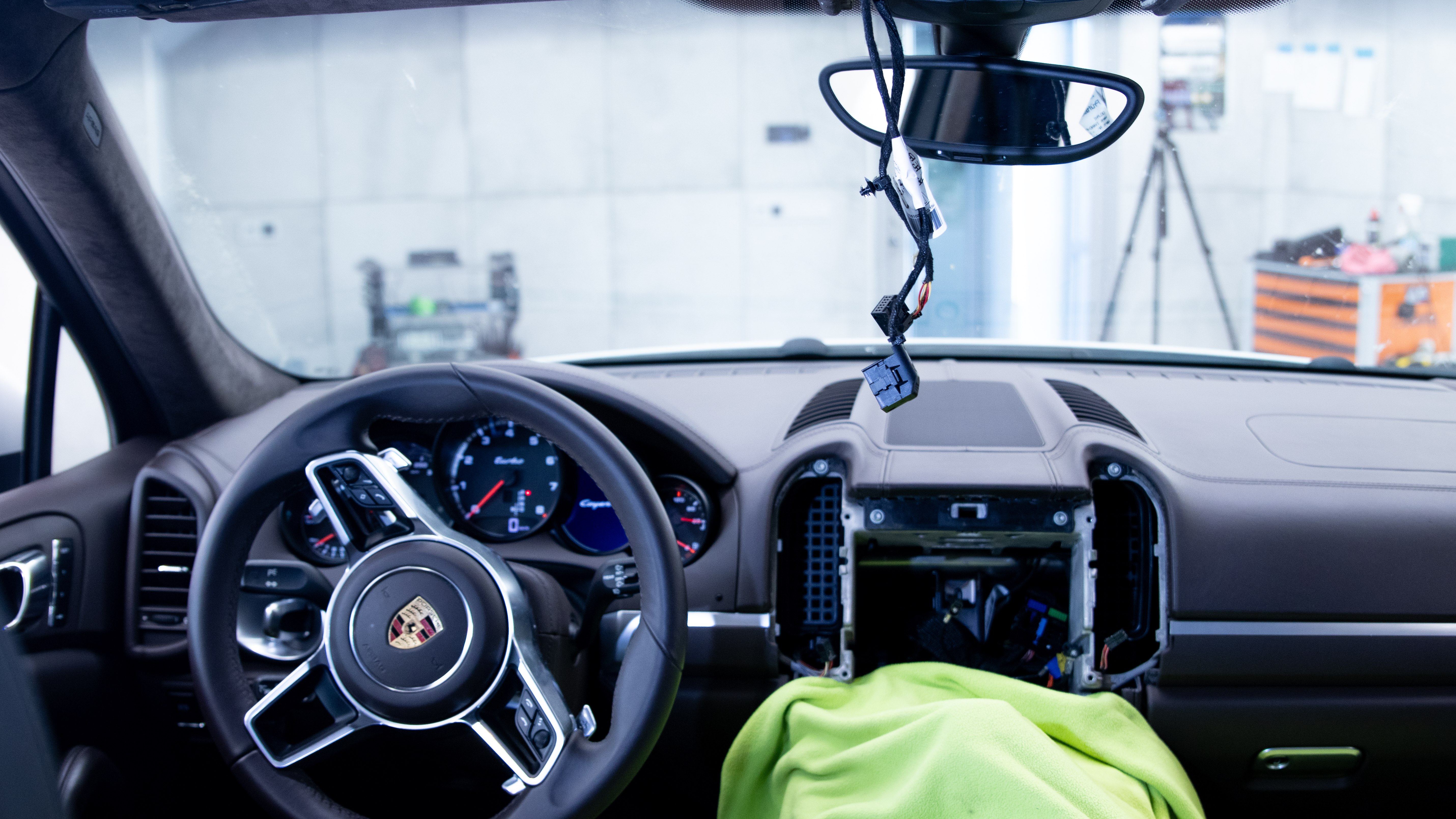 montaż mikrofonu Porsche Cayenne